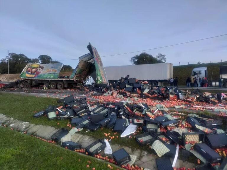 Caminhões de frutas batem de frente na BR-116 e três pessoas morrem
