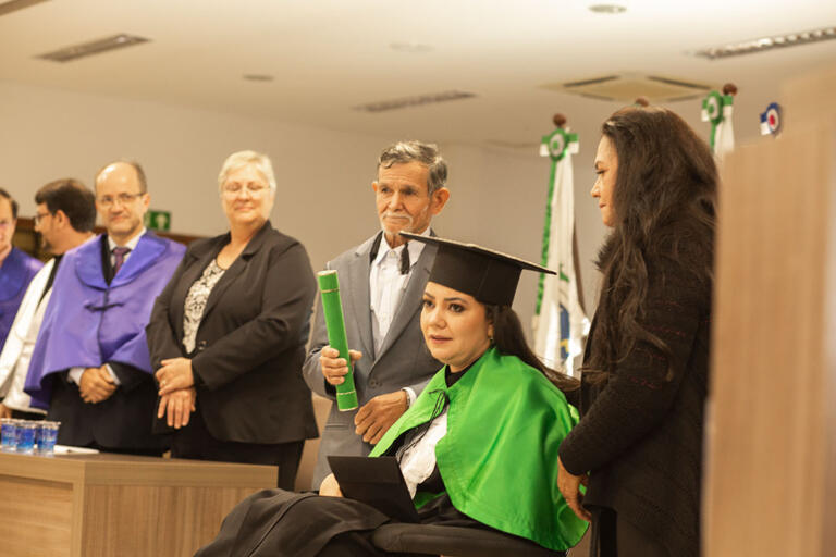 Primeira médica com tetraparesia do Brasil cola grau na Unioeste