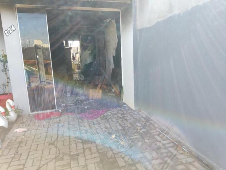 Fogo em residência mobiliza forças de segurança em Marechal Rondon; vítima suspeita que incêndio foi criminoso