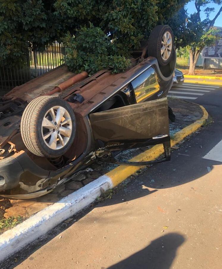 Veículo capota no centro de Marechal Rondon; PM foi acionada
