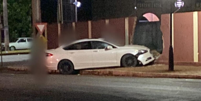 Condutor de Fusion bate em muro do Colégio Ceretta e derruba parte da estrutura