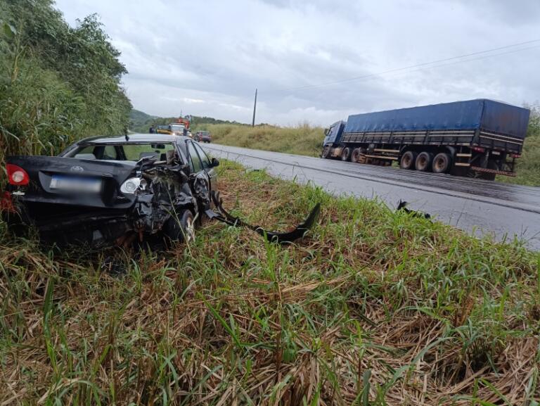 Carro roda na pista e bate de frente com carreta entre Mercedes e Guaíra