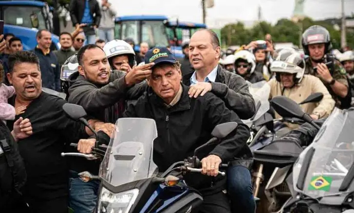 Presidente Jair Bolsonaro participa de motociata em Umuarama