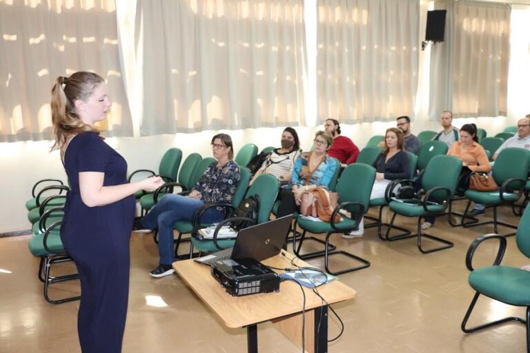 Fluxograma de atendimento à criança e ao adolescente é apresentado a professores