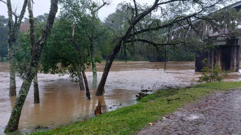 Chuva provoca inundação no Paraná