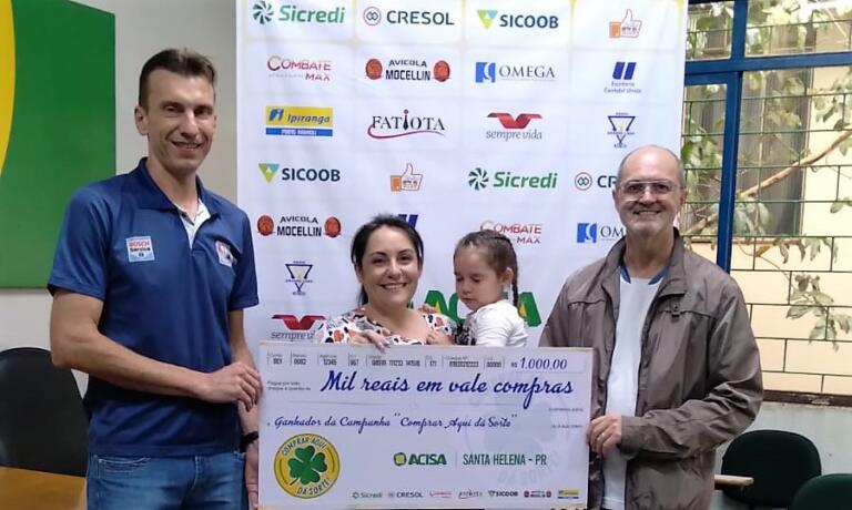 Acisa entrega vales-compras de R$ 1 mil para contemplados em sorteios