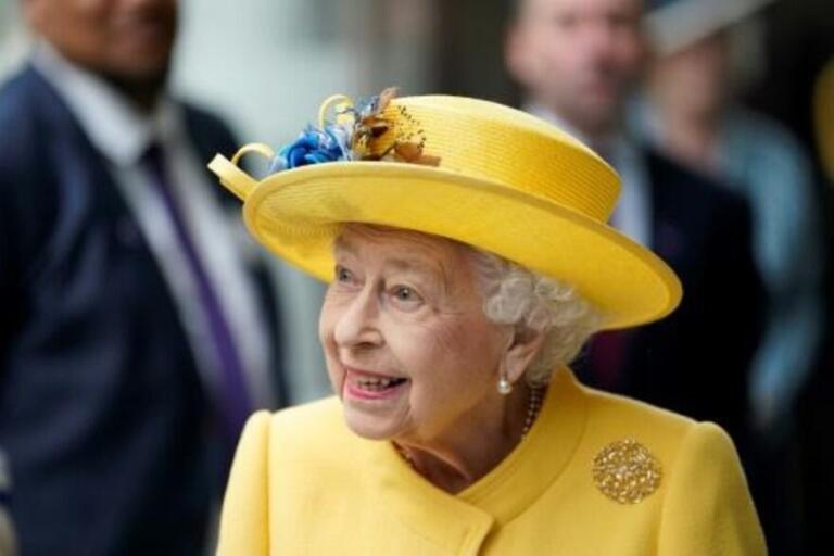 Rainha Elizabeth II se sente mal em desfile do Jubileu de Platina