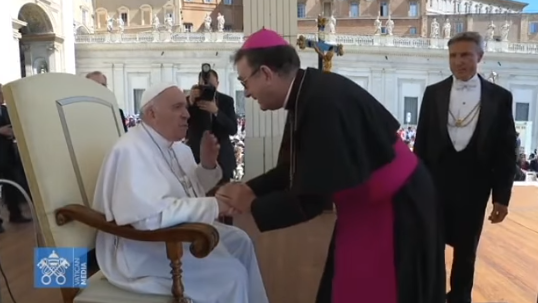 Bispo de Toledo recebe bênção do Papa Francisco