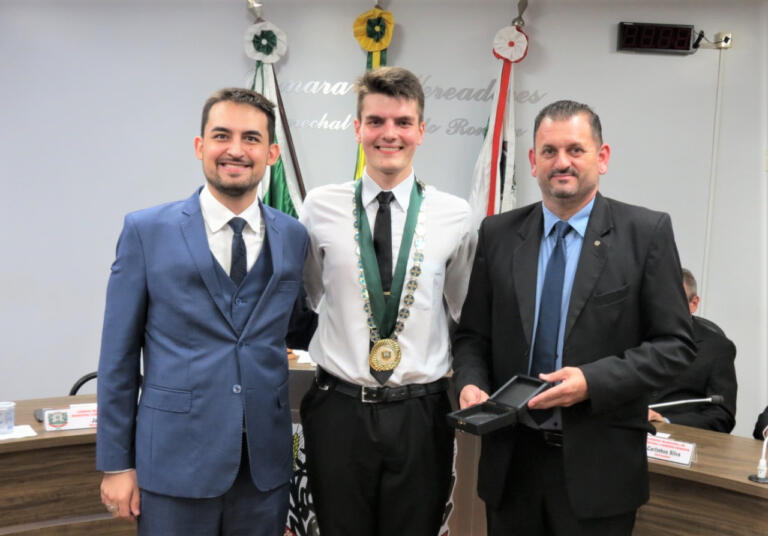 Demolay rondonense Dhieison Gruhn recebe medalha de “Honra ao Mérito”