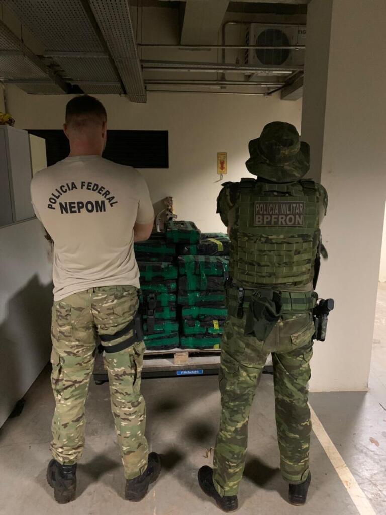 BPFron e Polícia Federal apreendem meia tonelada de maconha em Mercedes