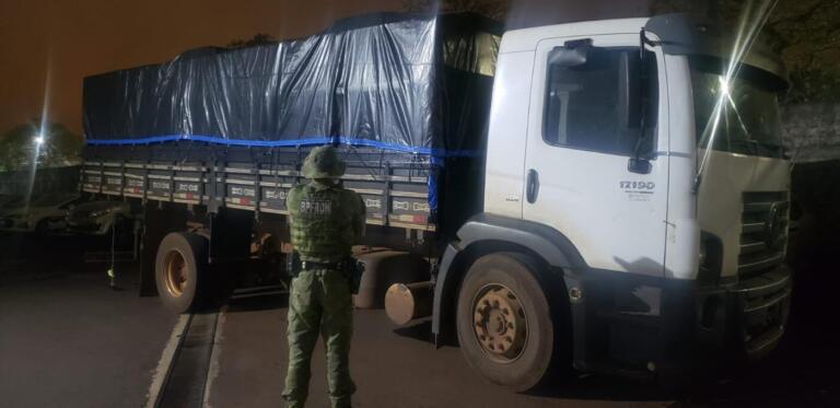 BPFron apreende caminhão carregado com cigarros contrabandeados em Maripá