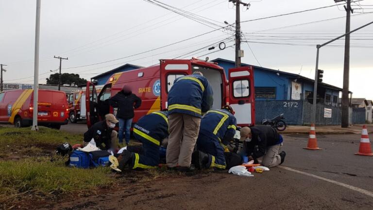 Carro de Toledo se envolve em acidente com duas vítimas gravemente feridas em Cascavel; motorista fugiu
