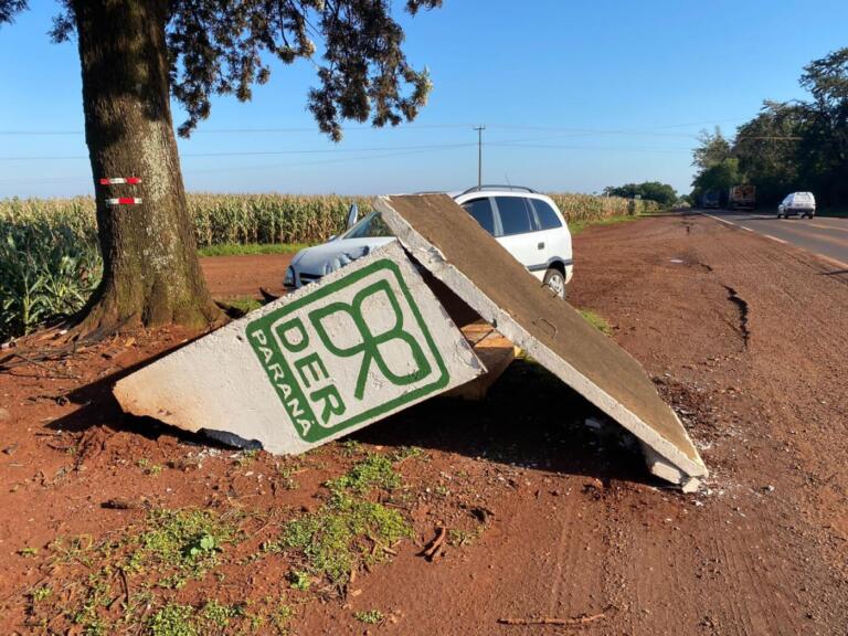 Carro derruba ponto de ônibus do DER às margens da PR-182 em Maripá