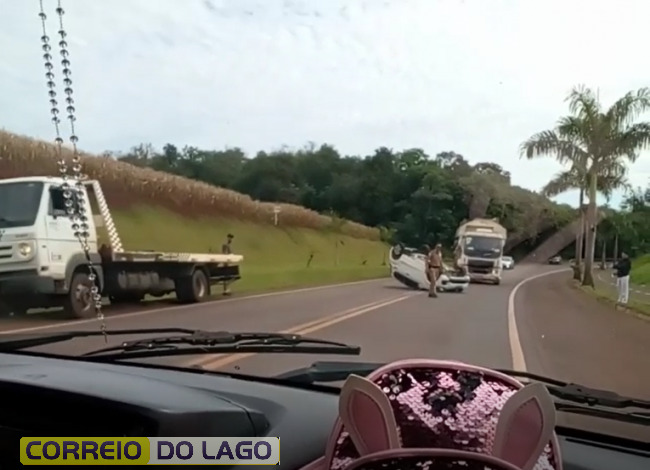 Condutor perde o controle e capota veículo na PR-495 em Entre Rios do Oeste
