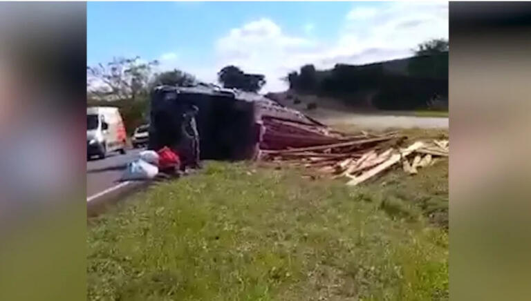 Caminhão carregado com madeira tomba na BR-467 entre Cascavel e Toledo