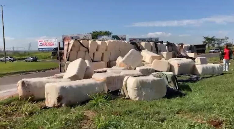 Bitrem carregado com algodão tomba no trevo em Guaíra