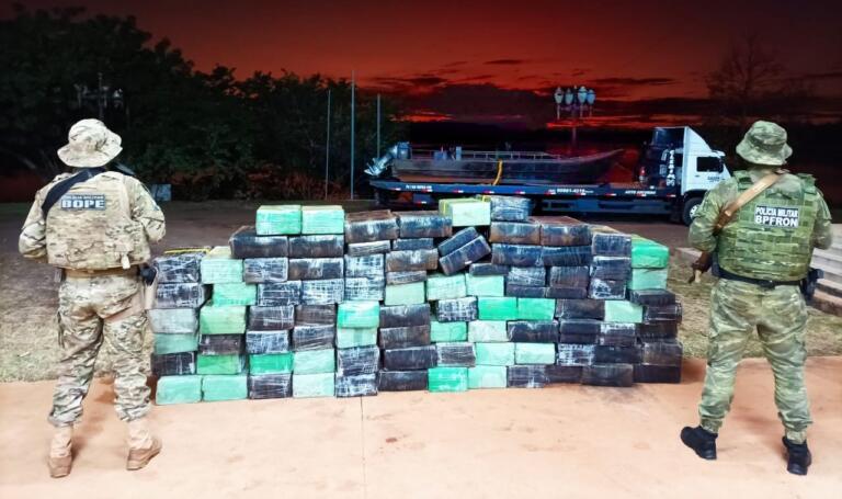 Embarcação carregada com droga avaliada em R$ 2,1 milhões é apreendida em Pato Bragado