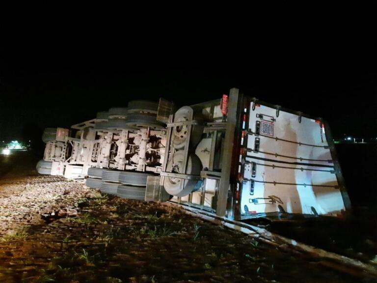 Carreta carregada com frango tomba no perímetro urbano de Nova Santa Rosa