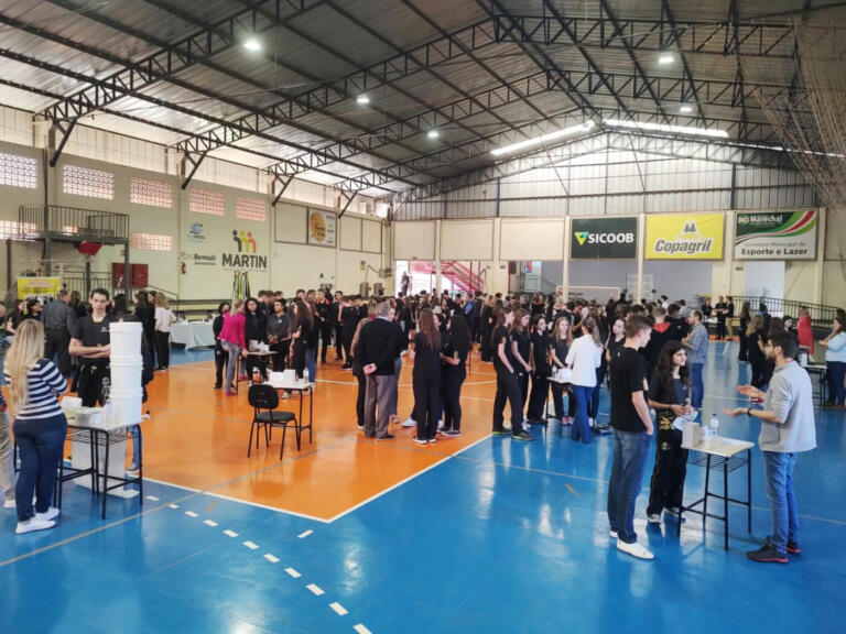 Colégio Martin Luther promove Feira de Profissões