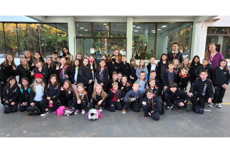 Estudantes participam de atividade na Unioeste para conhecer na prática os solos