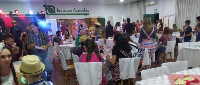 Festa junina das editoras O Presente, Amigos e Gralha Azul reúne colaboradores e familiares