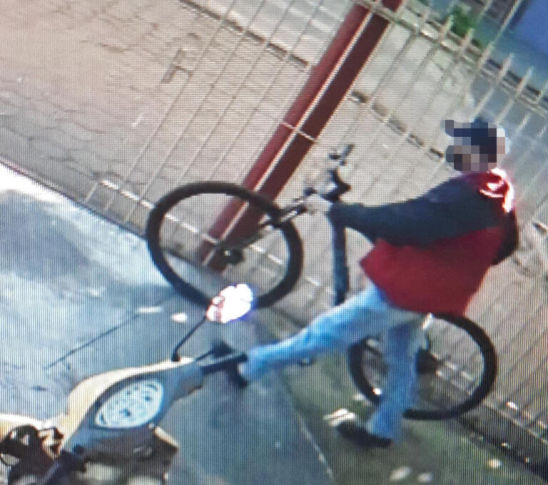 Bicicleta é furtada do Colégio Ceretta em Marechal Rondon; câmeras flagraram o crime 