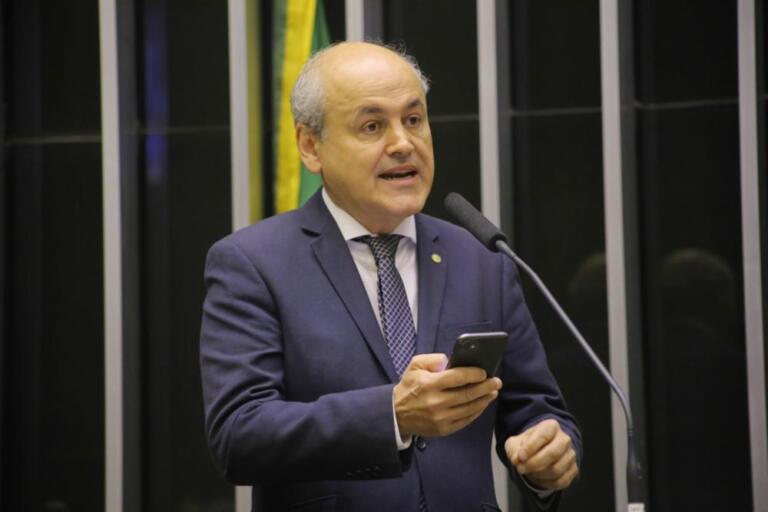 Fruet entra com medida para suspender decreto que fixa mínimo existencial em R$ 303