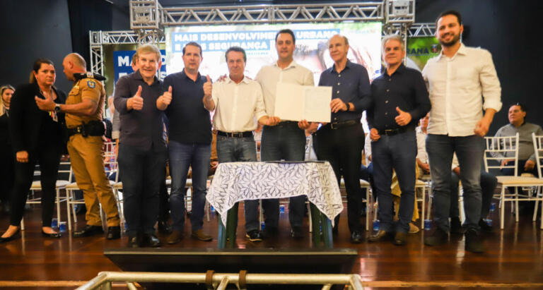 Governador entrega licença de construção para unidade de suínos da C.Vale