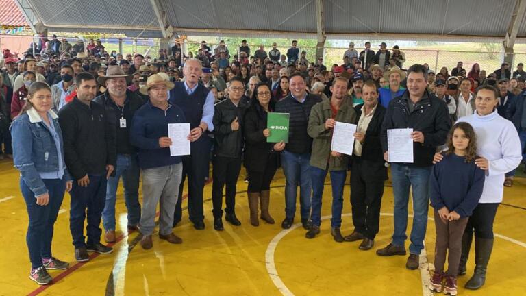 Incra entrega mais 576 títulos definitivos a assentados do Paraná