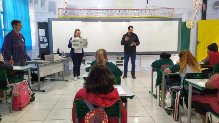 Alunos do 5º ano da rede municipal recebem “lápis semente”