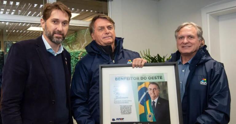 Prefeito de Marechal Rondon entrega honraria em nome da Amop ao presidente Jair Bolsonaro