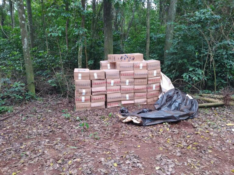 Cigarros contrabandeados são apreendidos em depósito em meio à mata na região de Mercedes