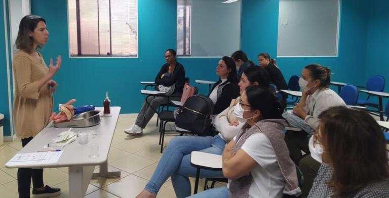 Colaboradores de unidades de saúde participam de capacitação sobre sondagem vesical