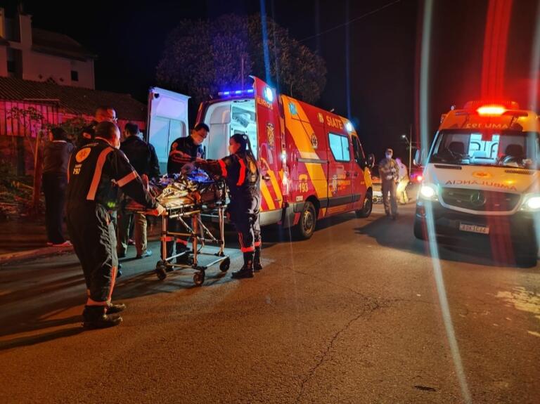 Homem esfaqueia sogro e esposa; uma das vítimas está em estado grave