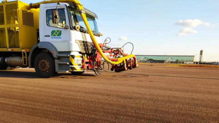 Retexturização da pista do aeroporto de Cascavel vai aumentar segurança dos pousos e decolagens