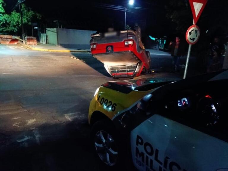Motorista abandona carro após capotar veículo em Marechal Rondon