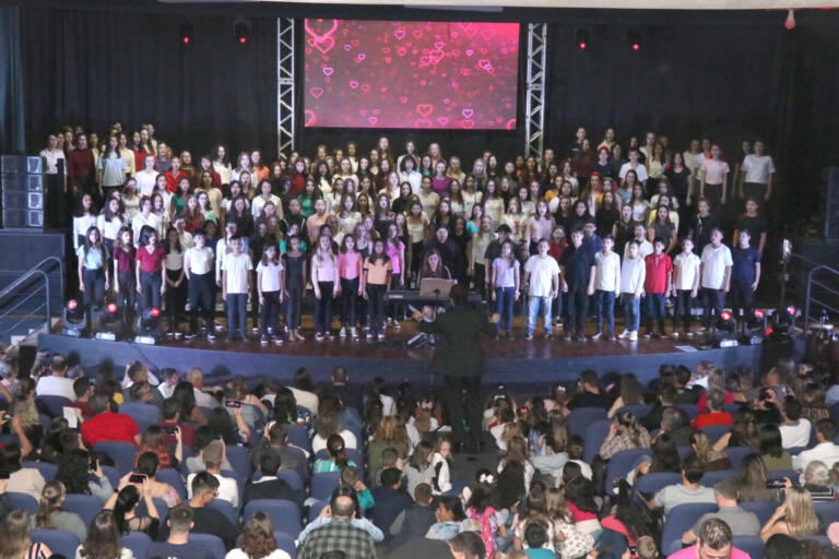 Espetáculo do 9º Sarau In Concert cativa plateia em Pato Bragado