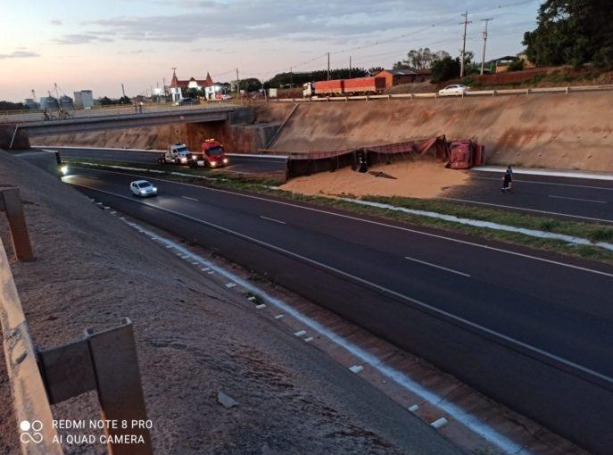 Carreta tomba e impede o tráfego na BR-163 em Quatro Pontes