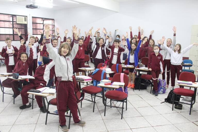 Alunos do Rui Barbosa são campeões do concurso de desenho, redação e oratória da JCI