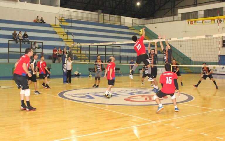 Jogos das semifinais do Campeonato Municipal de Vôlei seguem nesta terça-feira