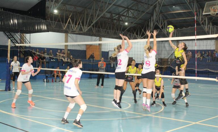 Aposentadas, no feminino, e Rovinni, no masculino, avançam à final do Municipal de Voleibol