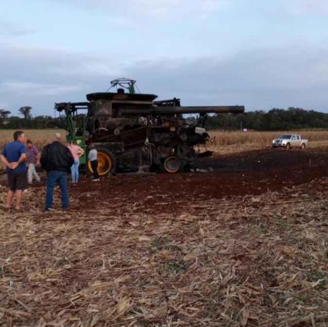 Colheitadeira pega fogo em distrito de Toledo; veja vídeos