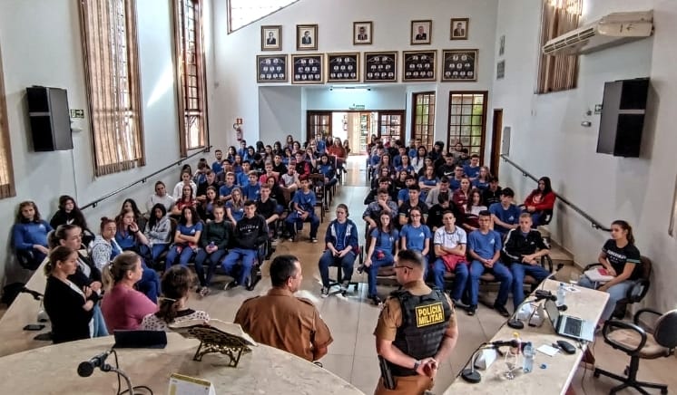 Polícia Militar realiza palestra sobre drogas ilícitas para estudantes de Quatro Pontes
