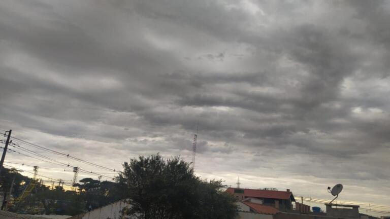 Com ventos de 63 km/h e previsão de chuva, frente fria muda o tempo em Marechal Rondon
