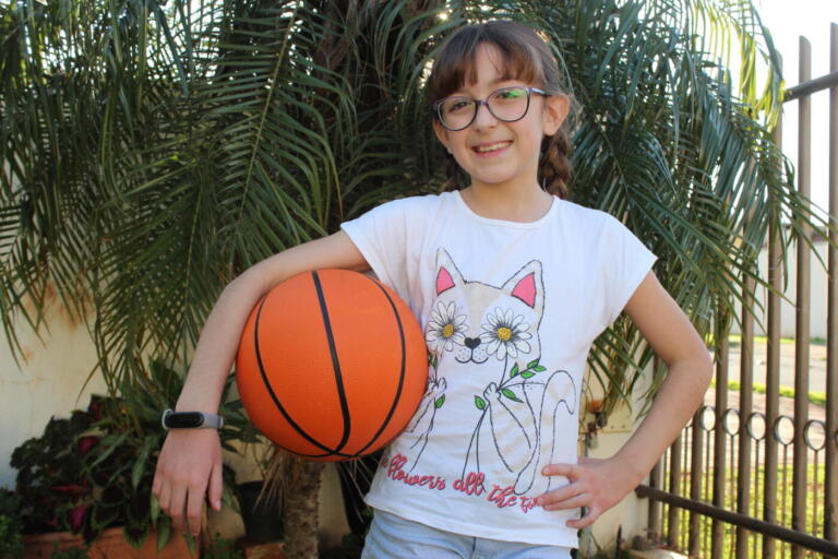 Rondonense de nove anos viraliza em vídeo “defendendo” o basquete no TikTok