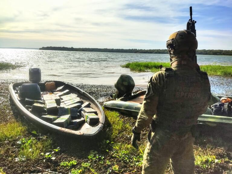Embarcação carregada com uma tonelada de maconha é apreendida em Pato Bragado