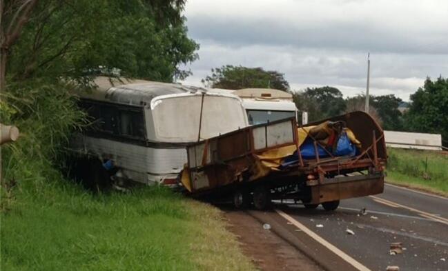 Grave acidente envolvendo três veículos resulta em uma morte e dois feridos em Santa Helena