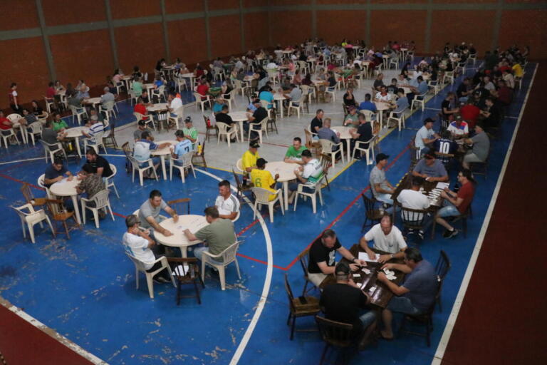 Cem duplas iniciam corrida pelo título no Campeonato Municipal de Canastra