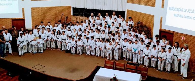 Associação Fujiyama realiza promoção de faixas de 123 alunos de judô