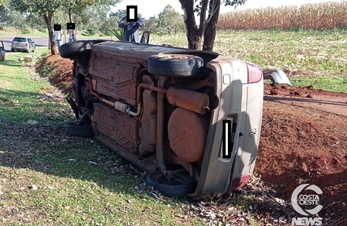 Veículo com placas de Marechal Rondon capota após pneu traseiro estourar